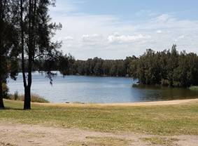 https://upload.wikimedia.org/wikipedia/en/b/b9/Chippingnortonlake.jpg